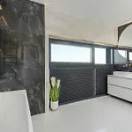 Apartman Dazzling In With Parking, 3 Bedrooms And 2 Bathrooms By Renters Prestige *